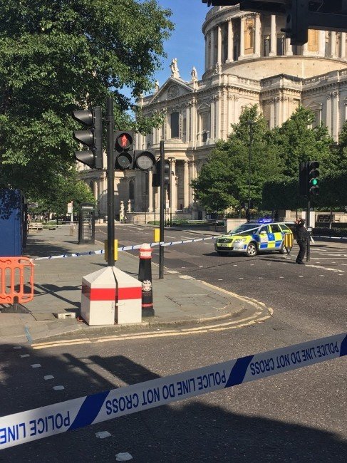 Londra’da Şüpheli Paket Alarmı