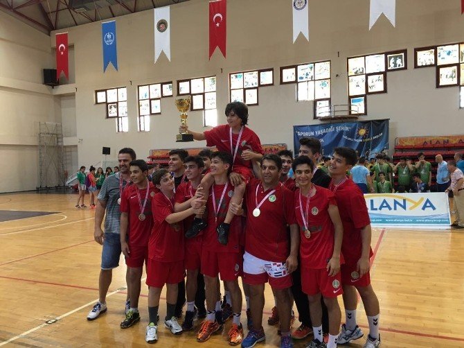 Karşıyakalı Hentbolcular Türkiye Şampiyonu