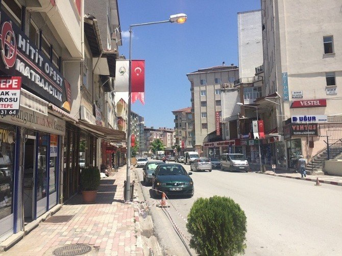 Gündüz Vakti Yanan Aydınlatma Direkleri Tepki Çekiyor