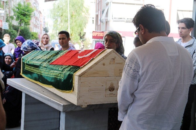 Havalimanı Saldırısında Ölen Öğretmenin Cenazesi Memleketine Uğurlandı