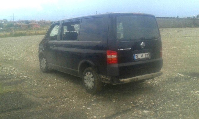Minibüs Tarlaya Uçtu: 13 Yaralı