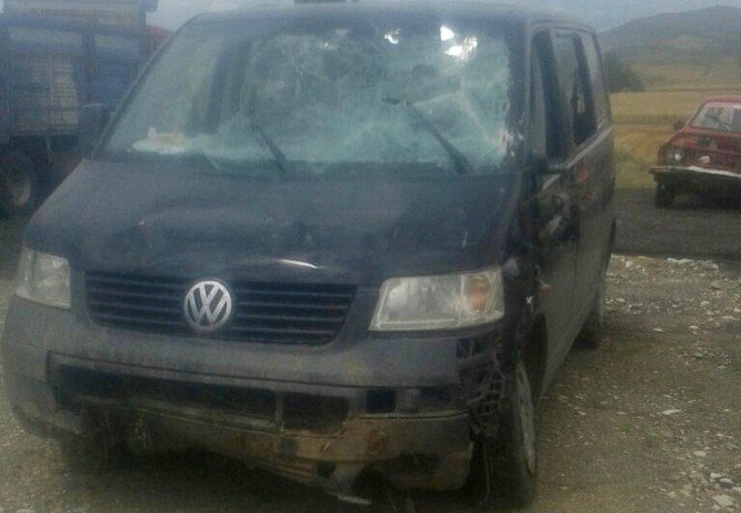 Minibüs Tarlaya Uçtu: 13 Yaralı