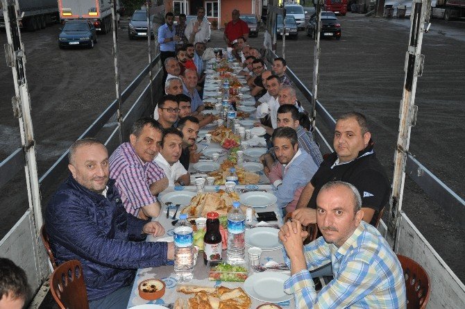 Tır Dorsesi Üzerinde İftar Yaptılar