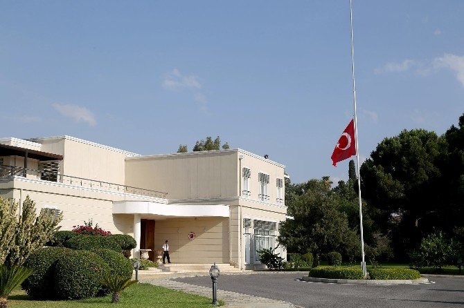 Kktc’de Bayraklar Yarıya İndirildi