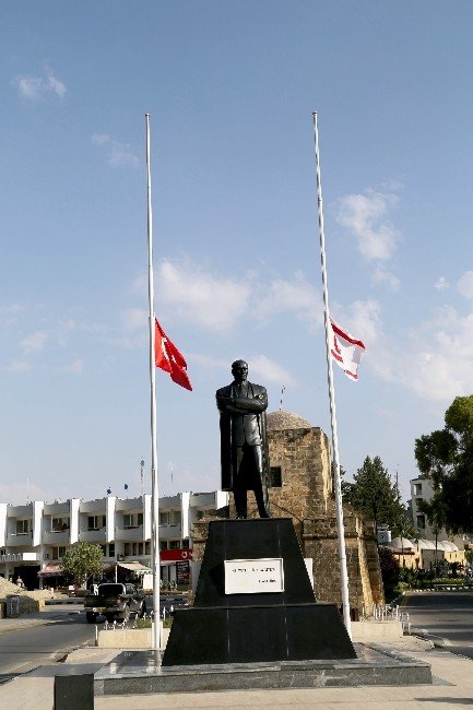 Kktc’de Bayraklar Yarıya İndirildi