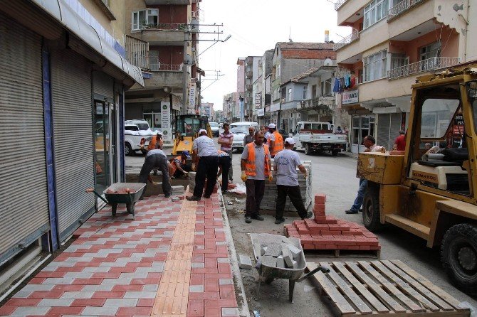 Başkan Şahin, Kaldırım Çalışmalarını Yerinde İnceledi