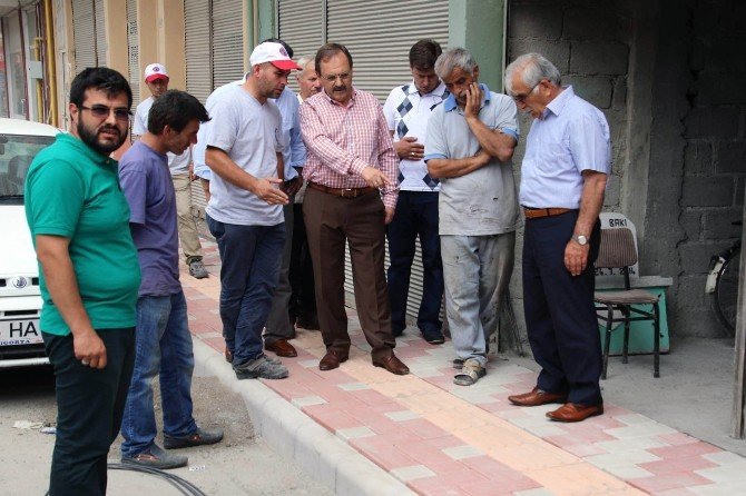 Başkan Şahin, Kaldırım Çalışmalarını Yerinde İnceledi