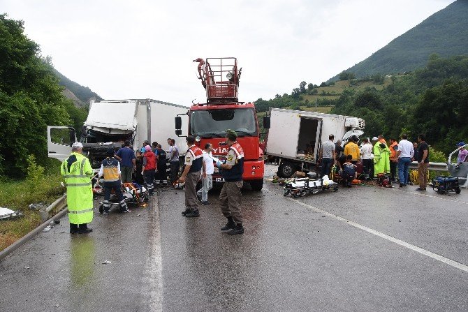 Tır İle Kamyon Çarpıştı: 1 Ölü, 2 Yaralı