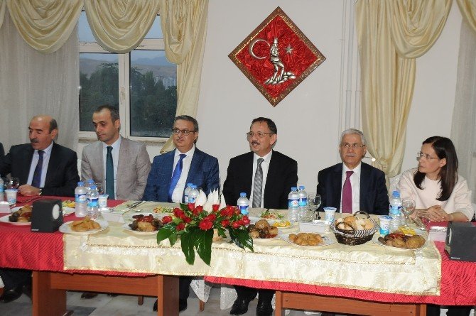 Çevre Ve Şehircilik Bakanı Özhaseki Cizre’de İftar Yaptı