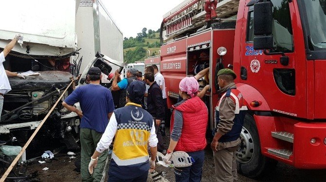 Tır İle Kamyon Çarpıştı: 1 Ölü, 2 Yaralı