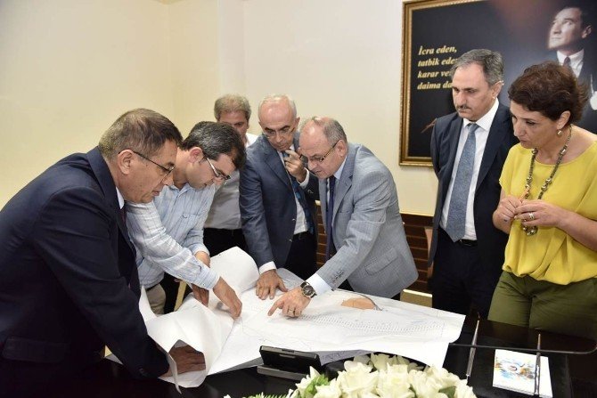 Vali Çakacak, Mersin Şehir Hastanesi Hakkında Bilgi Aldı