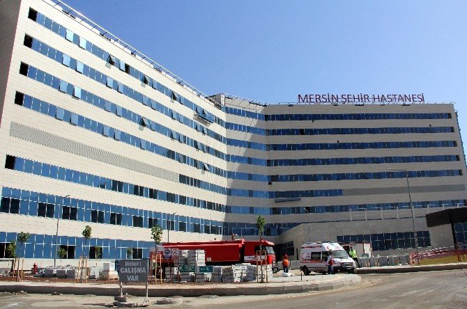 Vali Çakacak, Mersin Şehir Hastanesi Hakkında Bilgi Aldı