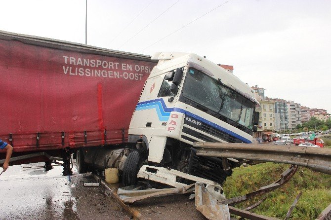 Gürcistan Plakalı Tır Köprüde Asılı Kaldı