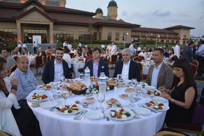 İftar Sofrasında Bi’aradalar