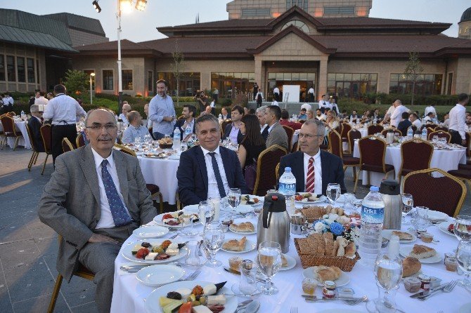 İftar Sofrasında Bi’aradalar