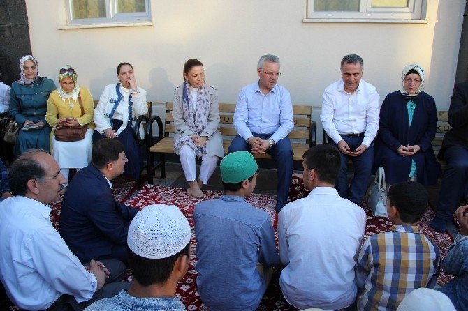 Ak Parti Genel Başkan Yardımcıları Kur’an Kursundaki Öğrencileri Ziyaret Etti
