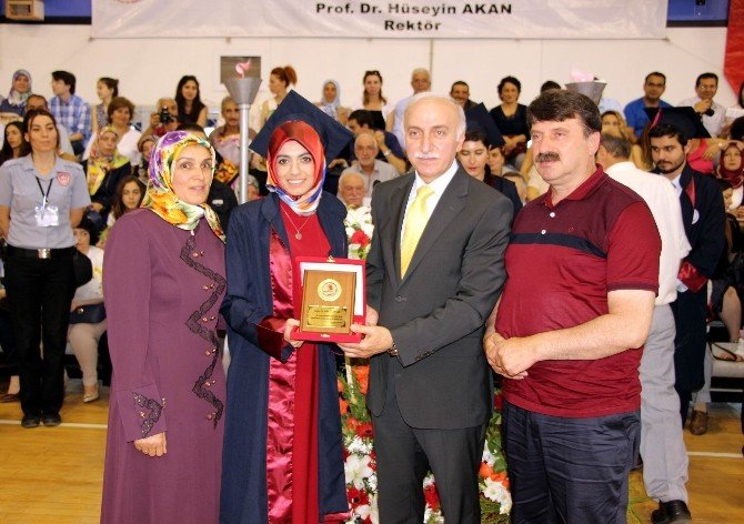 Tıp Mezunları Diplomalarını Doktor Olan Anne-babalarından Aldı