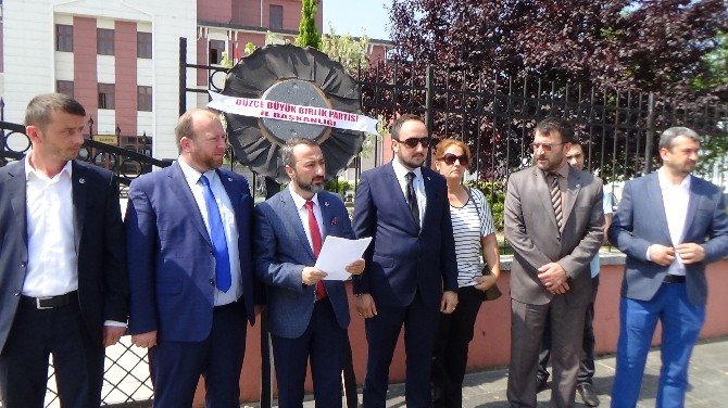 Bbp’liler Adliye Önüne Siyah Çelenk Bıraktı