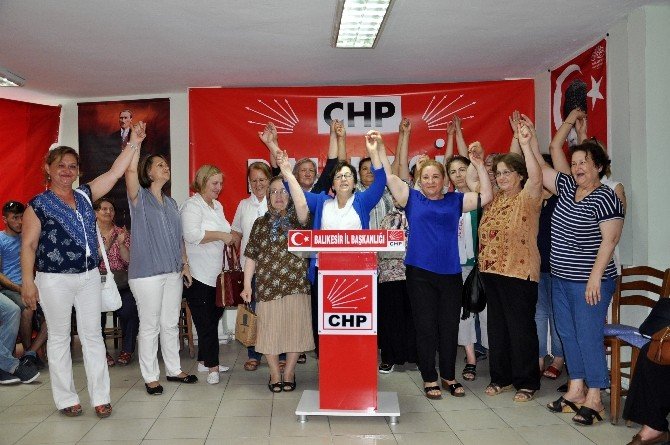 Chp’li Kadınlar Muhtarların Nikah Kıyma Yetkisine Tepki Gösterdi
