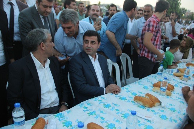 Hdp Eş Genel Başkanı Demirtaş, Şanlıurfa’da İftara Katıldı