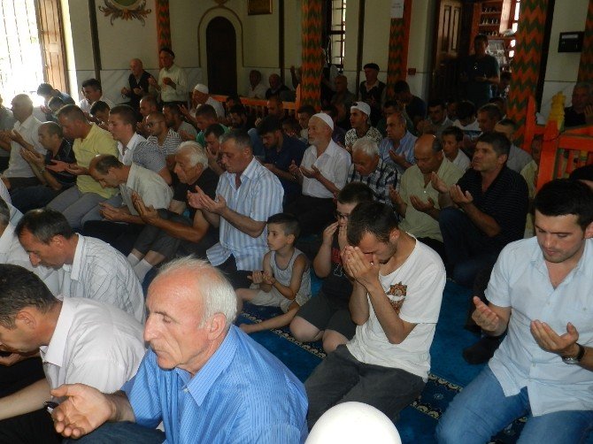 Kosova Camilerinde Türkiye İçin Dua Edildi