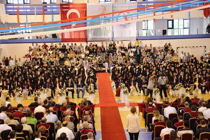 Tıp Mezunları Diplomalarını Doktor Olan Anne-babalarından Aldı