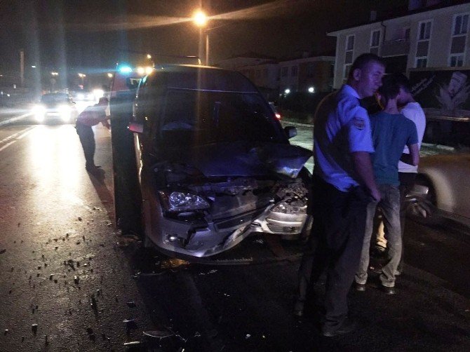 Sakarya’da Trafik Kazası: 3 Yaralı