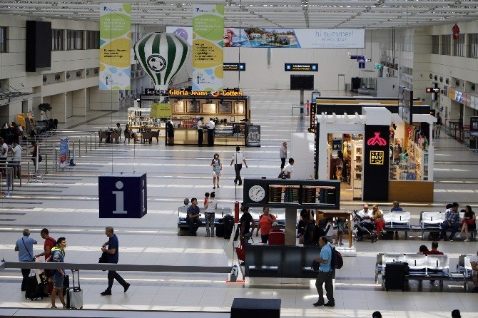 Antalya Havalimanı’nda Rus Kaybı 1 Milyonu Geçti