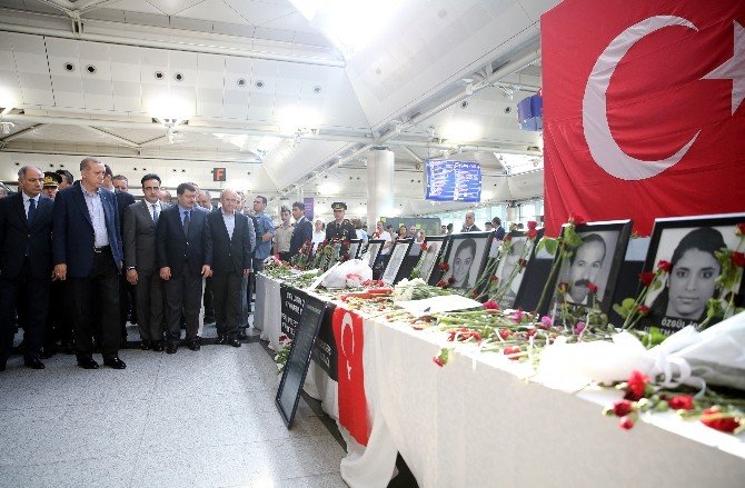 Cumhurbaşkanı Erdoğan, Atatürk Havalimanı’ndaki Taksi Durağını Ziyaret Etti