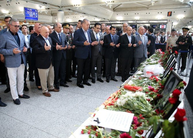 Cumhurbaşkanı Erdoğan, Atatürk Havalimanı’ndaki Taksi Durağını Ziyaret Etti