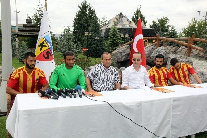 Kayserispor 4 Oyuncuyu Renklerine Bağladı