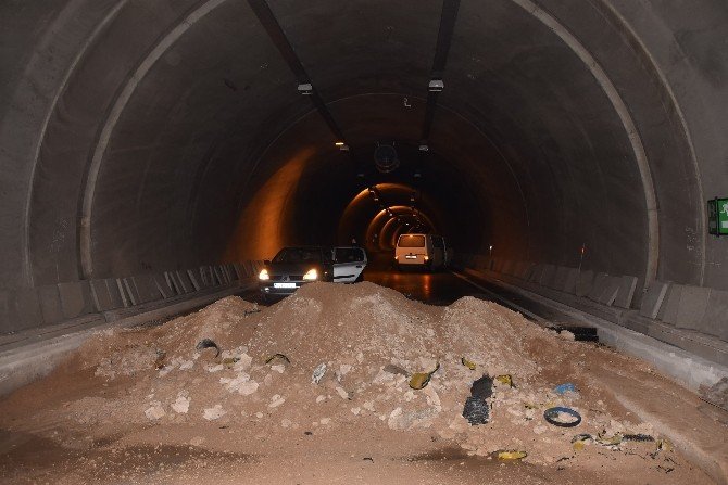 Sinop’ta Otomobil Kapalı Tünele Girdi: 2 Yaralı
