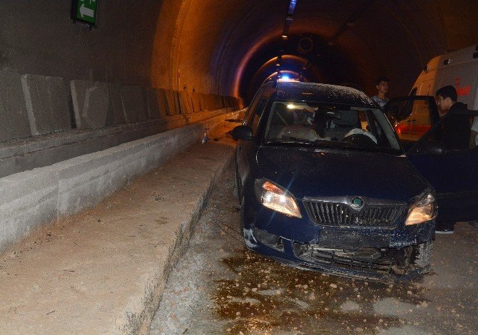 Sinop’ta Otomobil Kapalı Tünele Girdi: 2 Yaralı