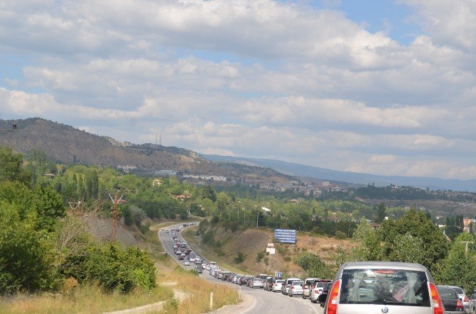 Tosya D-100 Karayolunda Bayram Trafiği Çileye Döndü.