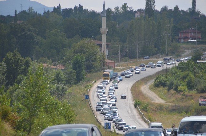 Tosya D-100 Karayolunda Bayram Trafiği Çileye Döndü.