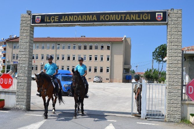 Alaçam Sahilinde Atlı Jandarma Görevde