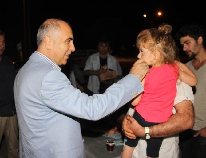 Vali Uygulamaya Katıldı, Araç Durdurup Sürücülere Çay İkram Etti.