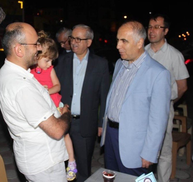 Vali Uygulamaya Katıldı, Araç Durdurup Sürücülere Çay İkram Etti.