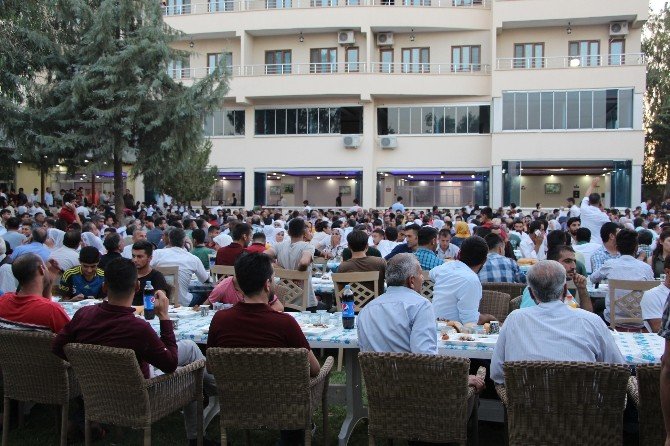 Hdp Eş Genel Başkanı Selahattin Demirtaş İftarını Silopi’de Yaptı