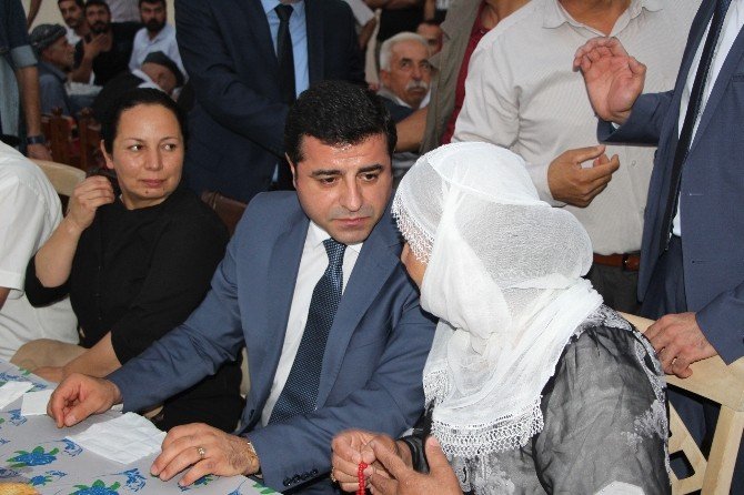 Hdp Eş Genel Başkanı Selahattin Demirtaş İftarını Silopi’de Yaptı