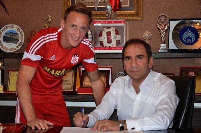 Sivasspor, 6 Futbolcuyla Resmi Sözleşme İmzaladı