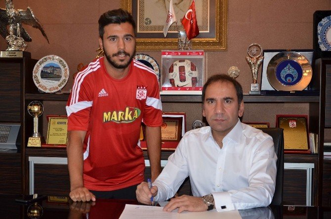 Sivasspor, 6 Futbolcuyla Resmi Sözleşme İmzaladı