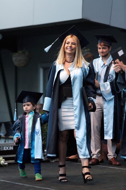 Diplomasını Çocuğuyla Aldı