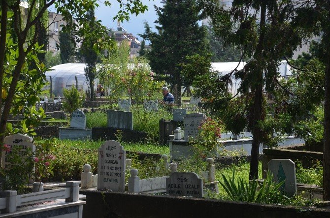 Arefe Günü Vatandaşlar Mezarlıklara Akın Etti