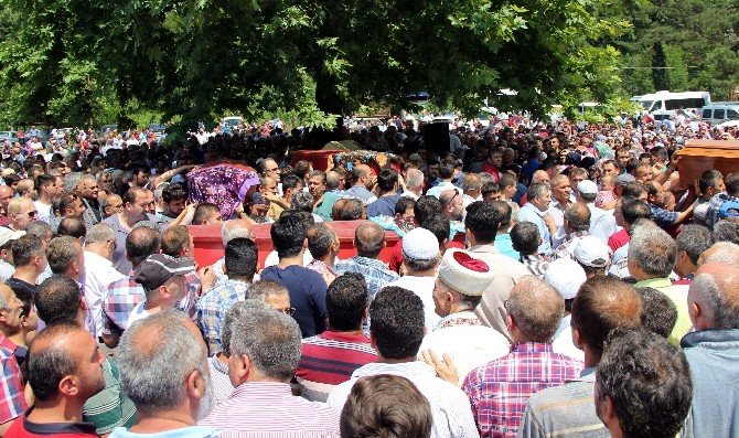 Tır Faciasında Ölenler Toprağa Verildi