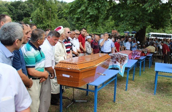 Tır Faciasında Ölenler Toprağa Verildi