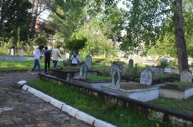 Arefe Günü Vatandaşlar Mezarlıklara Akın Etti