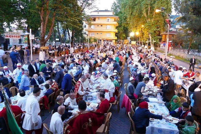 Trabzon Büyükşehir Belediyesi’nin Gönül Sofraları On Binleri Bir Araya Getirdi
