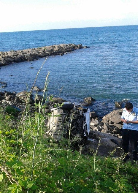 Otomobil Deniz Kenarındaki Kayalıklara Uçtu: 4 Yaralı