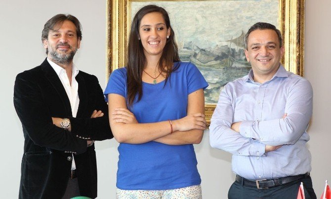 Yakın Doğu Üniversitesi Gizem Başaran İle Anlaştı